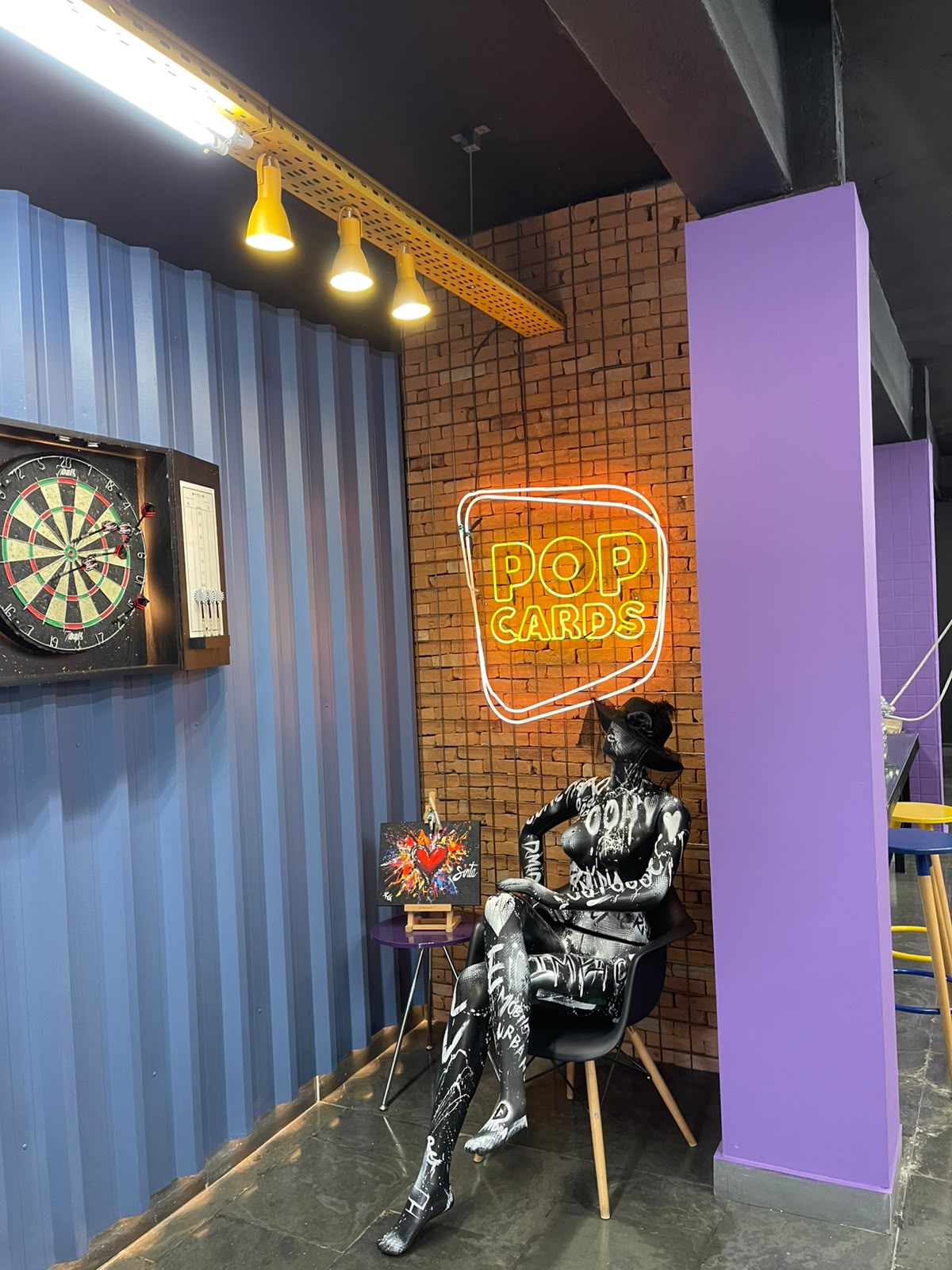 Espaço da PopCards com letreiro neon